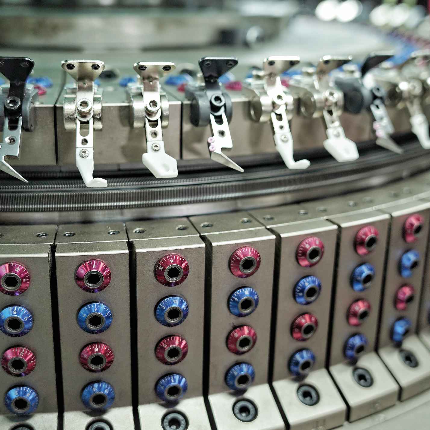 How does a knitting machine work?