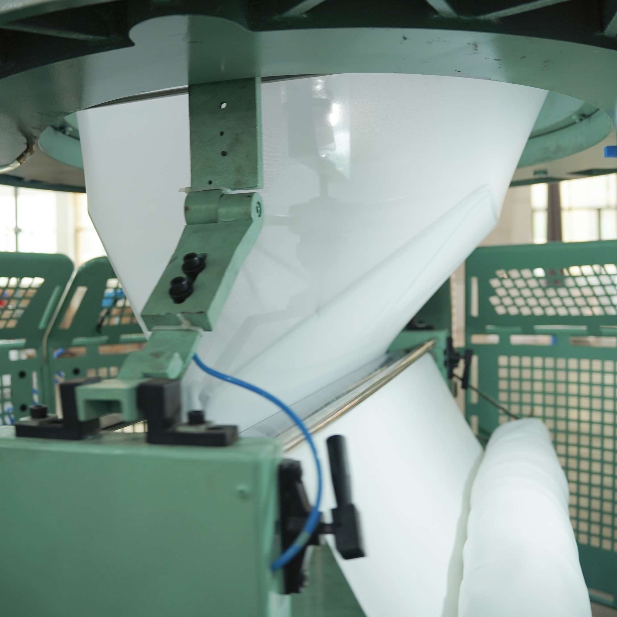 Double-sided thread knitting machine