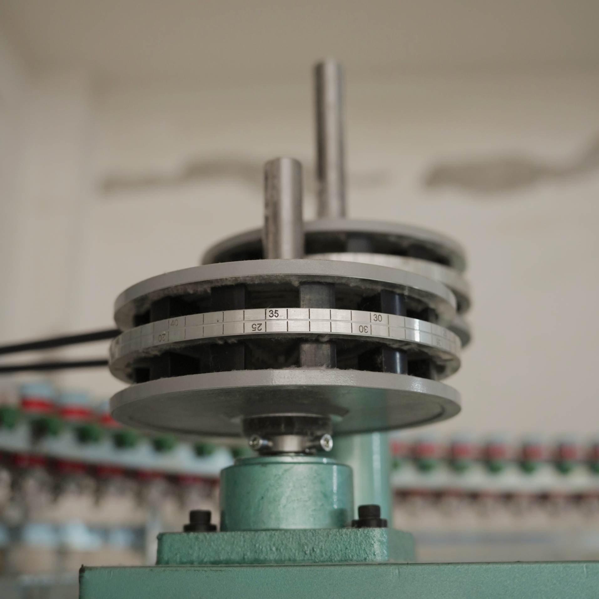 Yarn feeding device