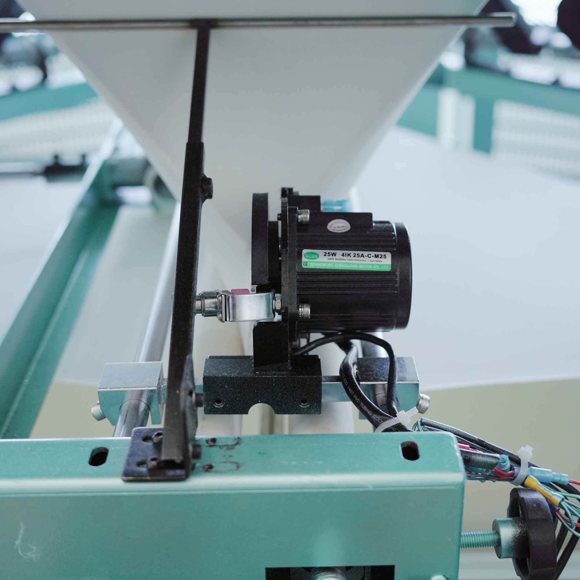 Cloth cutting motor
